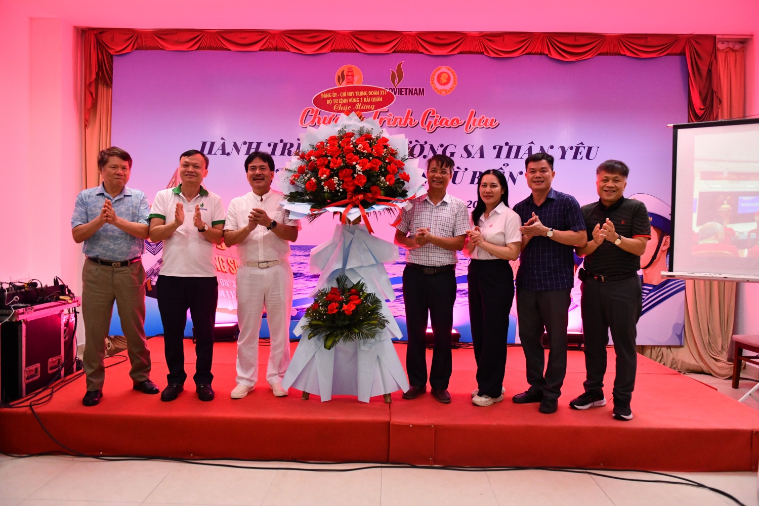 Đảng ủy - Chỉ huy Trung đoàn 351 (Bộ Tư lệnh vùng 3 Hải quân) chúc mừng 5 năm thành lập CLB Dầu khí Trường Sa.