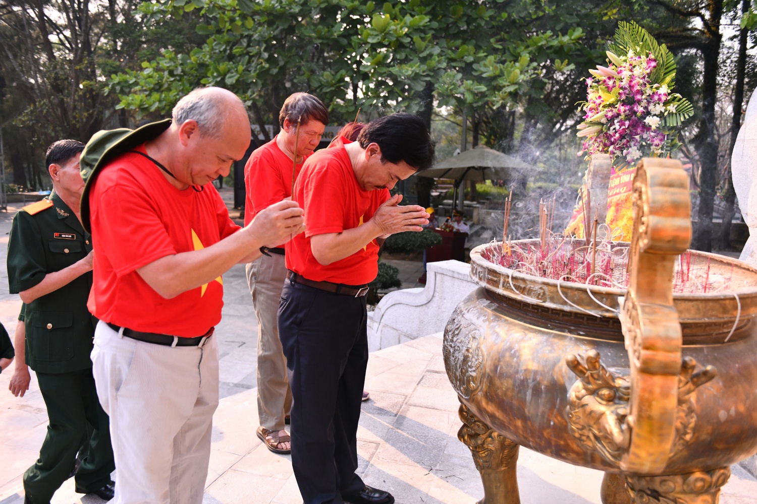Đoàn viếng các anh hùng liệt sĩ tại Nghĩa trang Liệt sĩ Quốc gia Trường Sơn.