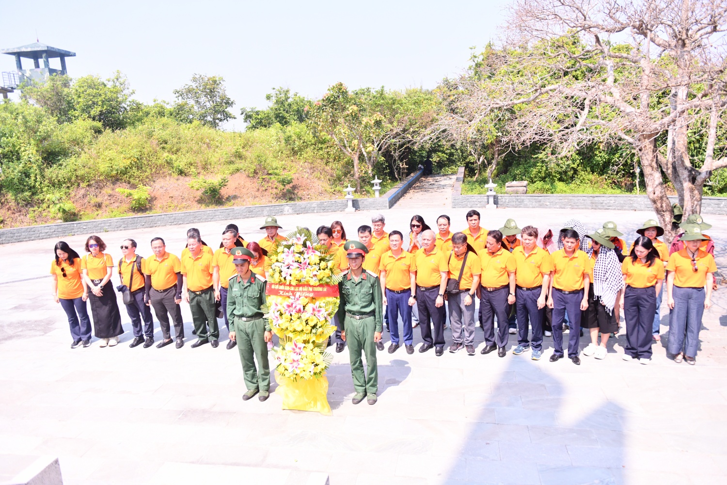 Đoàn công tác viếng các anh hùng liệt sĩ tại đặc khu Cồn Cỏ.