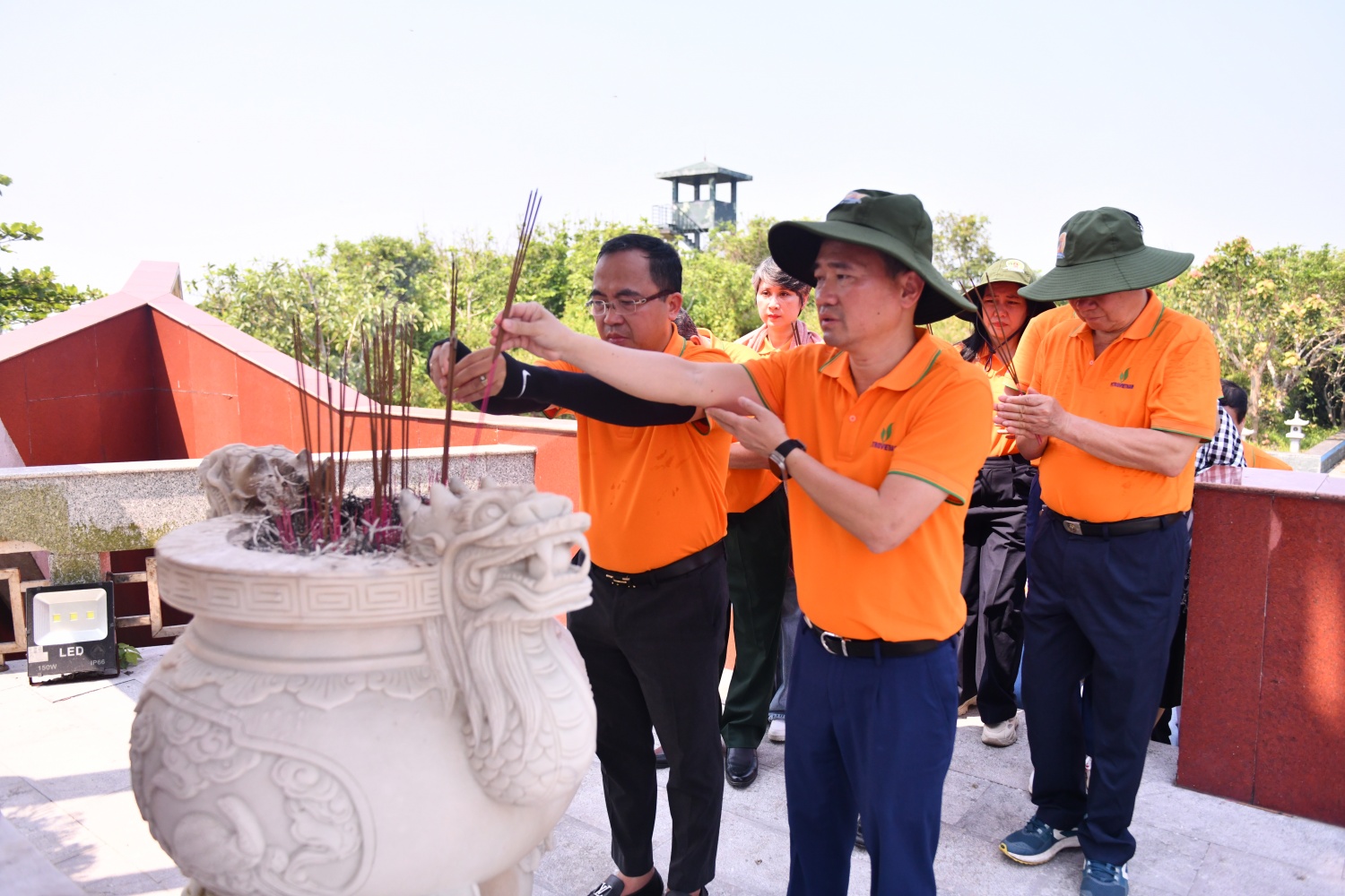 Phó Chủ tịch Công đoàn Petrovietnam Vũ Anh Tuấn và Phó Chủ tịch Hội CCB Petrovietnam Nguyễn Văn Định dâng hương viếng các anh hùng liệt sĩ tại đặc khu Cồn Cỏ.
