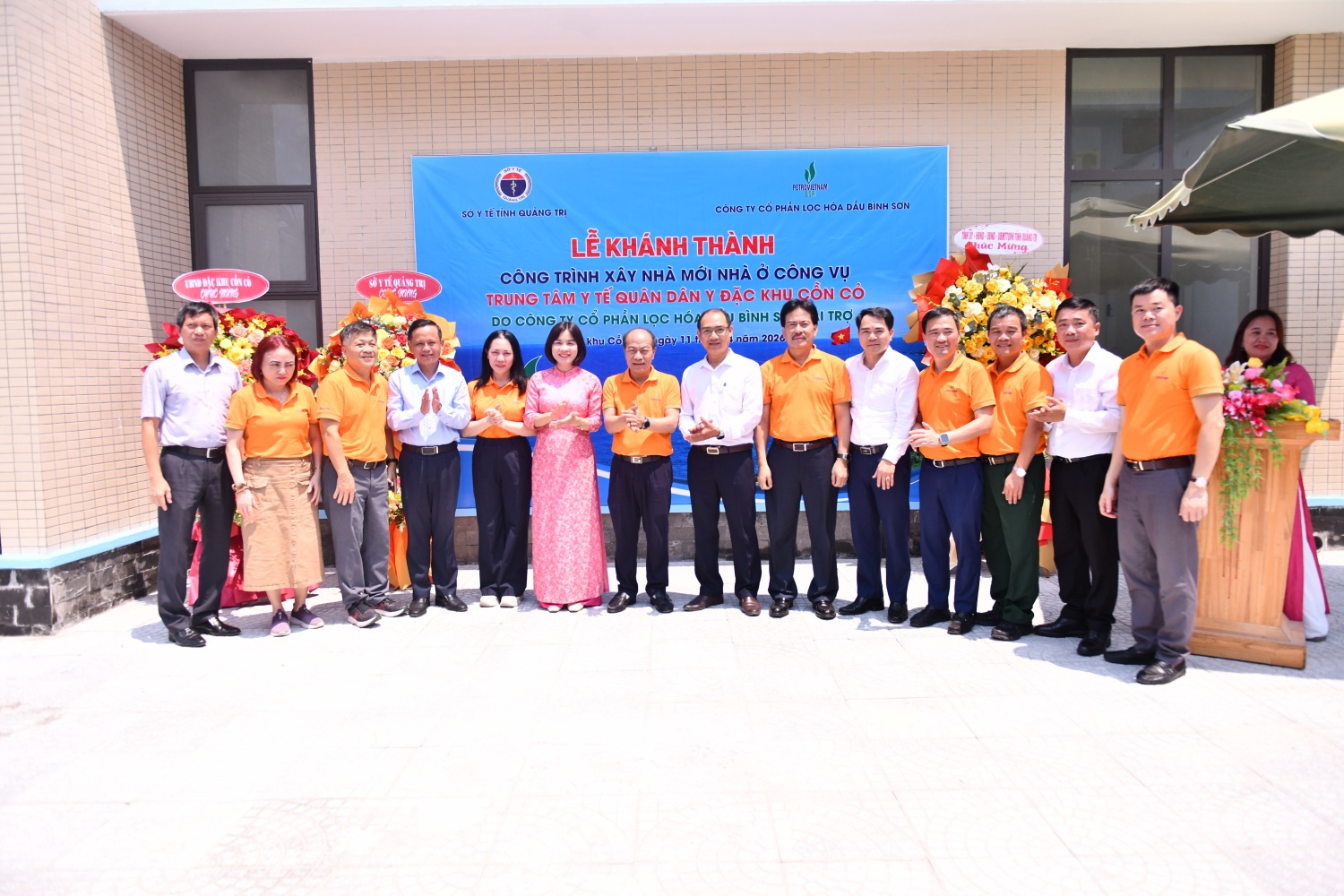 Đoàn công tác dự khánh thành nhà công vụ cho Trung tâm Y tế Quân Dân y đặc khu Cồn Cỏ do BSR tài trợ.