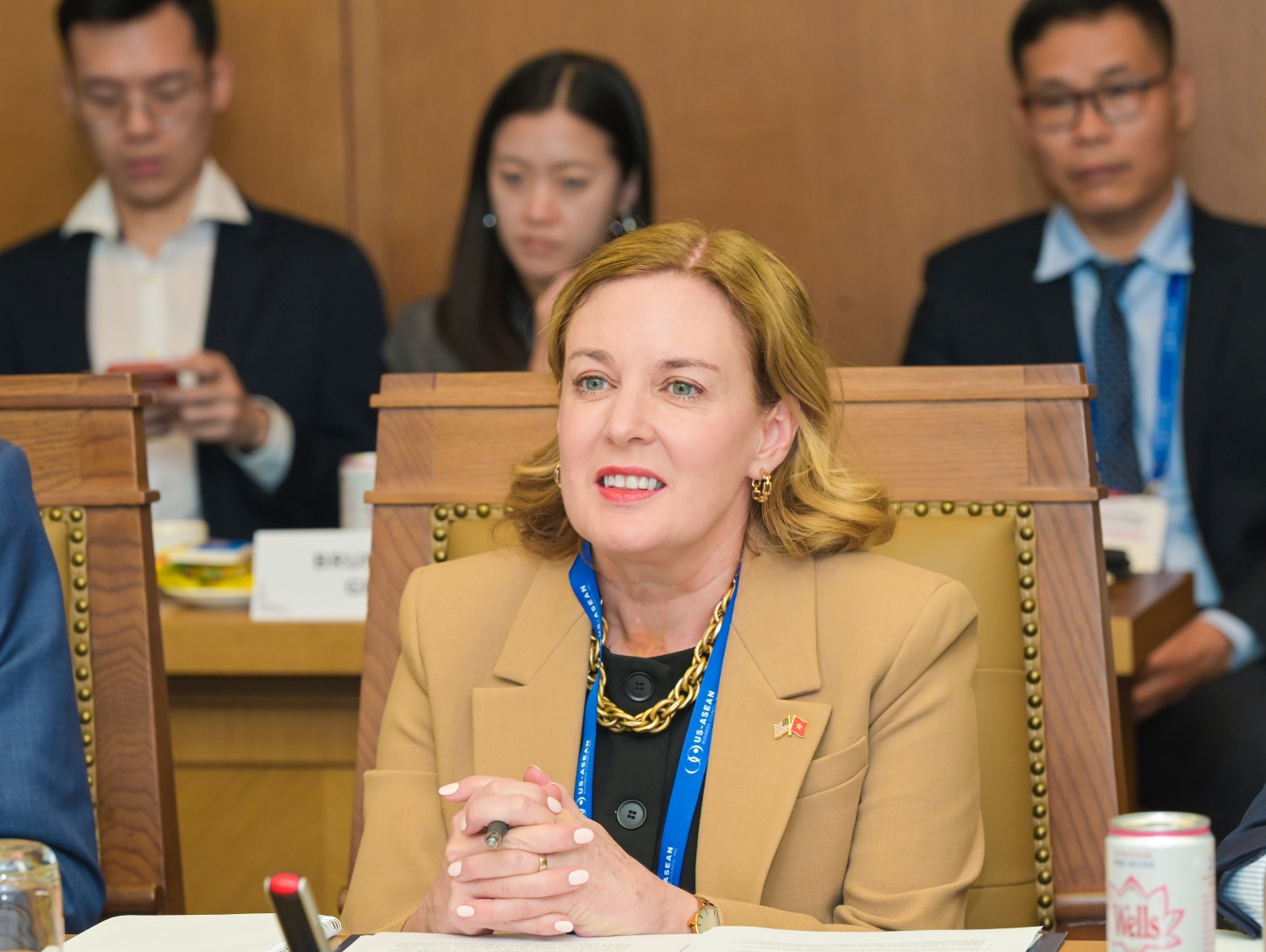 Bà Penny Burtt - Đồng Trưởng đoàn USABC, Chủ tịch Boeing khu vực Đông Nam Á trao đổi tại buổi làm việc.