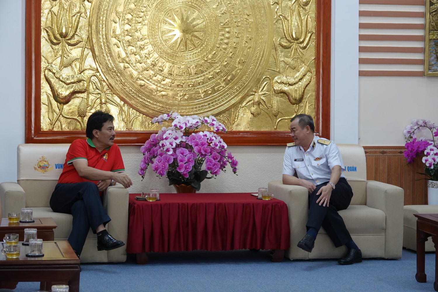 Anh hùng Lao động, TS Nguyễn Hùng Dũng - Chủ nhiệm CLB Dầu khí Trường Sa trao đổi với Chuẩn Đô đốc Nguyễn Đăng Tiến - Bí thư Đảng ủy, Chính ủy vùng 3 Hải quân tại Bộ Tư lệnh vùng 3 Hải quân.
