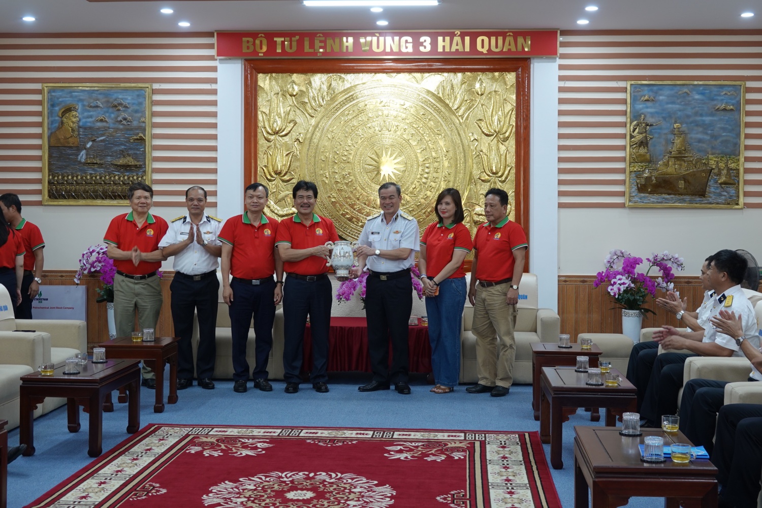 Đại diện Hội CCB Petrovietnam và CLB Dầu khí Trường Sa tặng quà cho Bộ Tư lệnh vùng 3 Hải quân.