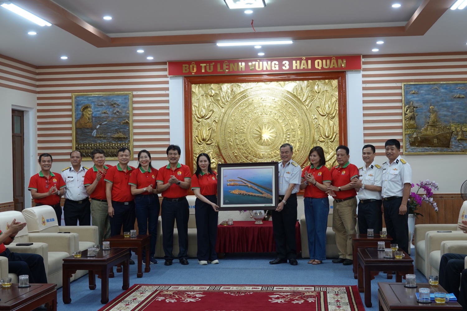 Bà Trương Thị Thu Hà - Ủy viên BCH Công đoàn Petrovietnam, Chánh Văn phòng Đảng ủy, Chủ tịch Công đoàn BSR tặng bức tranh khu vực Nhà máy Lọc dầu Dung Quất cho Bộ Tư lệnh vùng 3 Hải quân