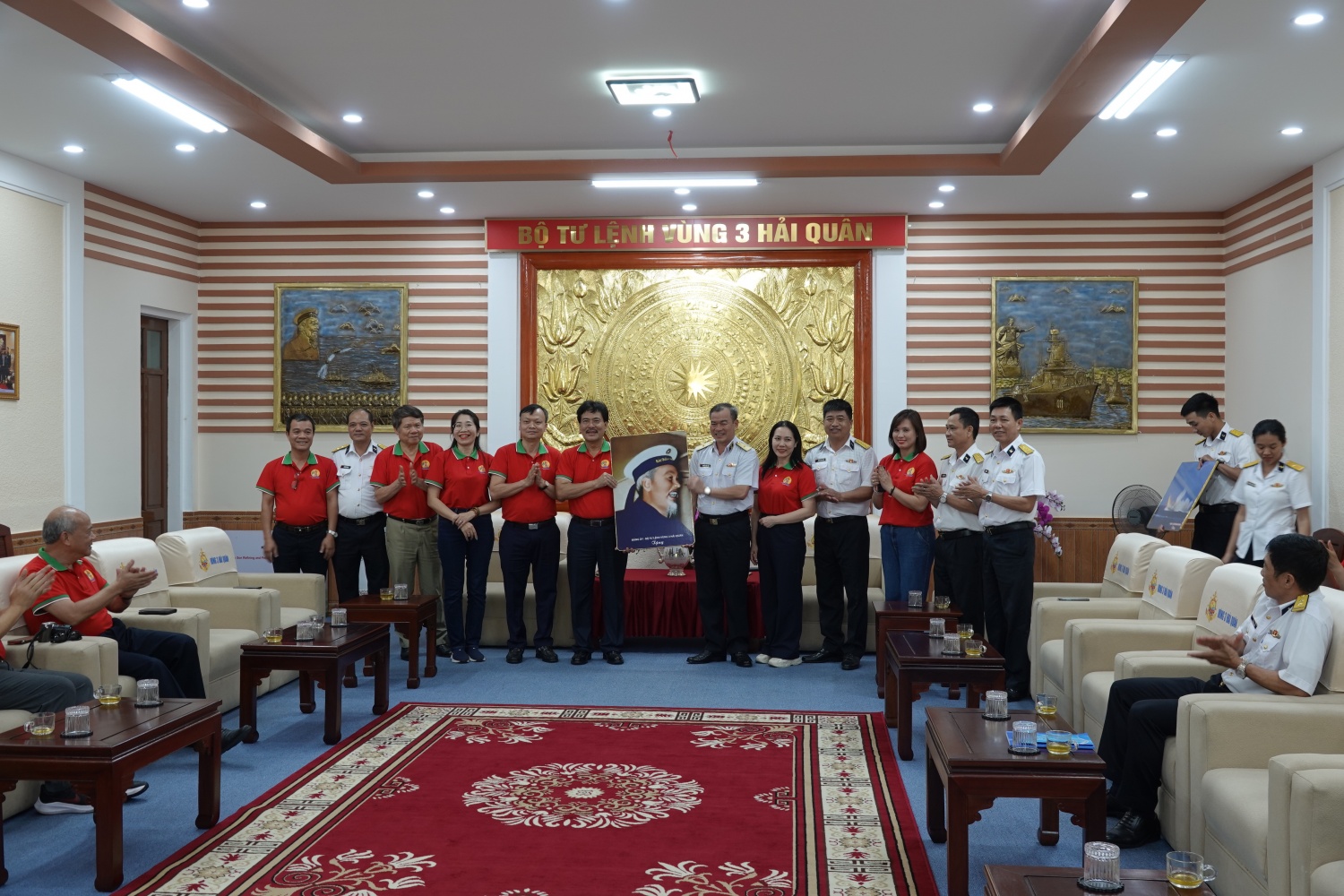 Chuẩn Đô đốc Nguyễn Đăng Tiến tặng bức tranh lưu niệm cho đoàn công tác.