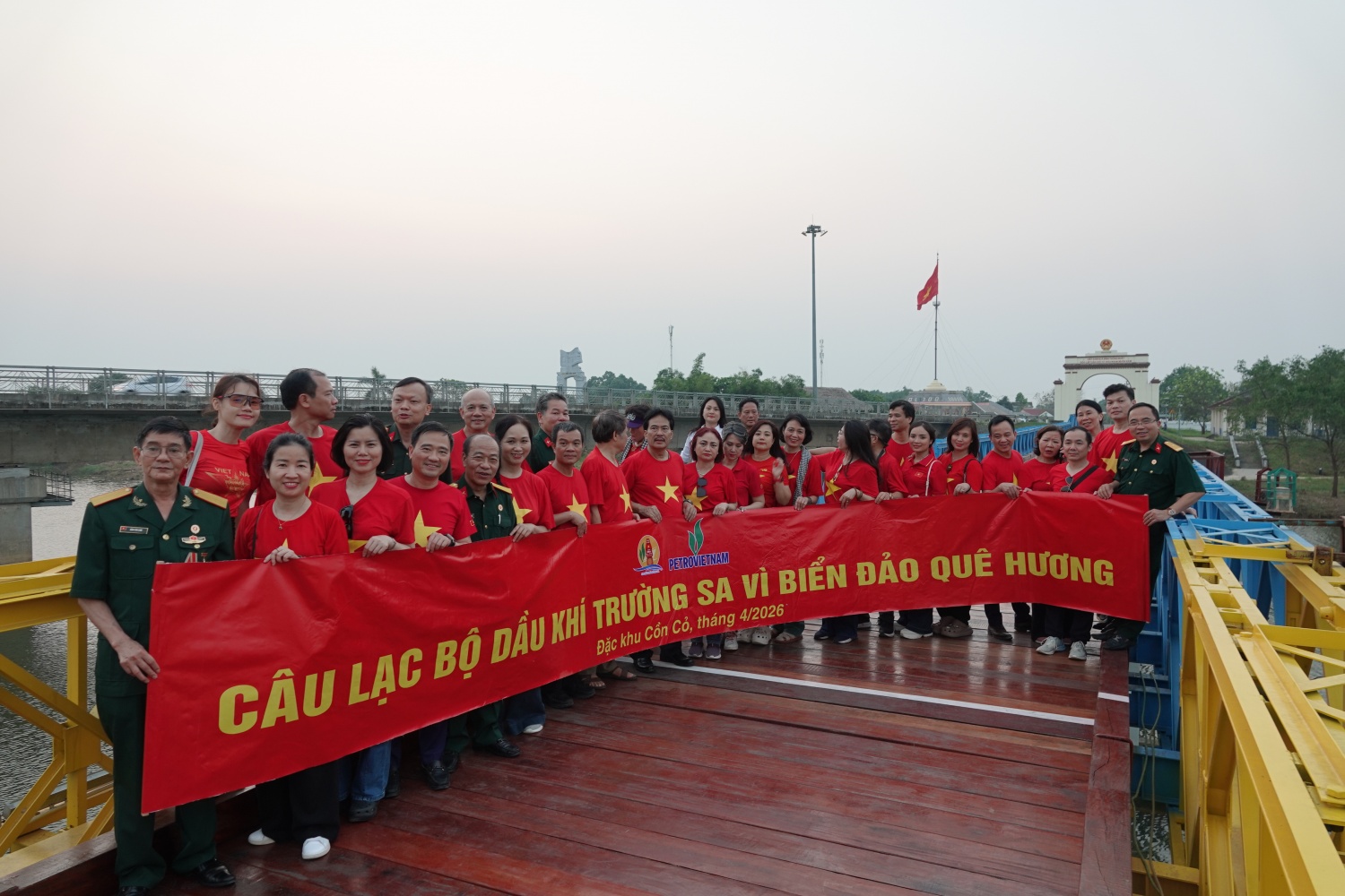Đoàn công tác tại cầu Hiền Lương - sông Bến Hải.
