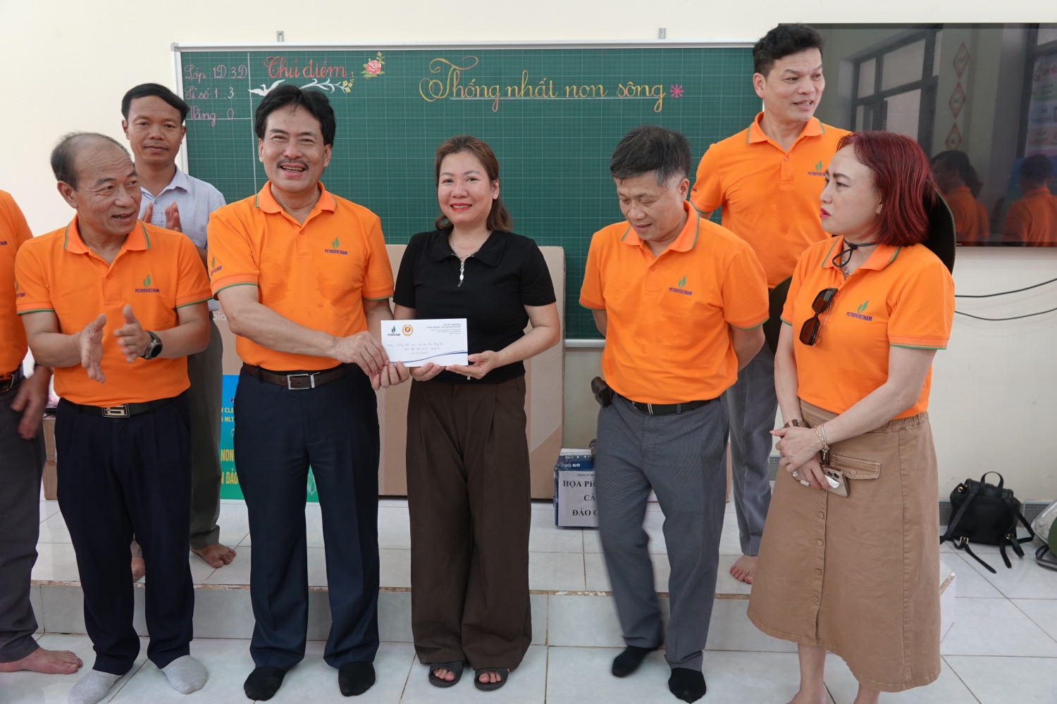 Thay mặt các thành viên đoàn công tác, Chủ nhiệm CLB Dầu khí Trường Sa Nguyễn Hùng Dũng trao quà cho Trường Mần non - Tiểu học Hoa Phong Ba.