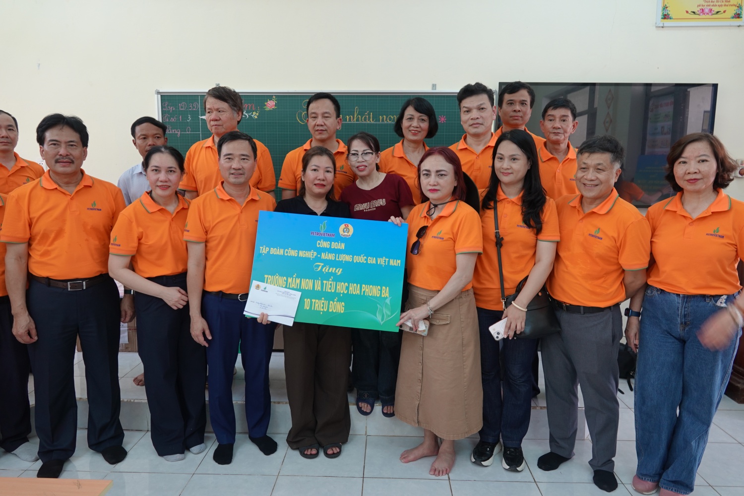 Công đoàn Petrovietnam trao 10 triệu đồng cho Trường Mần non - Tiểu học Hoa Phong Ba.