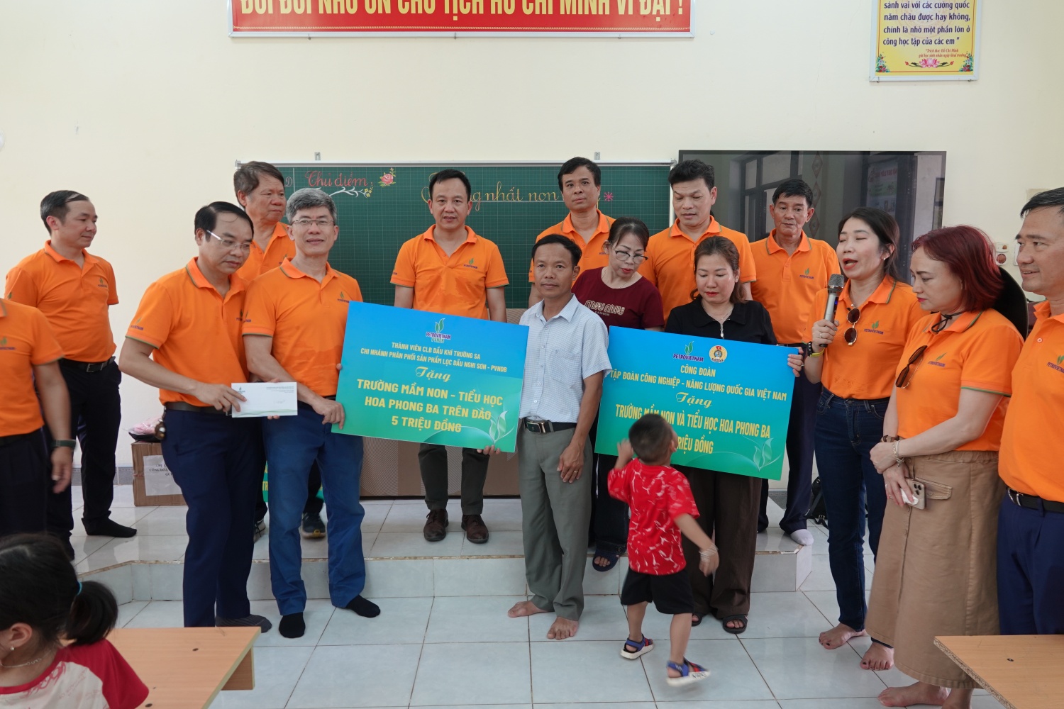 Phó Giám đốc PVNDB Nguyễn Hải Âu trao tặng 5 triệu đồng cho Trường Mần non - Tiểu học Hoa Phong Ba.