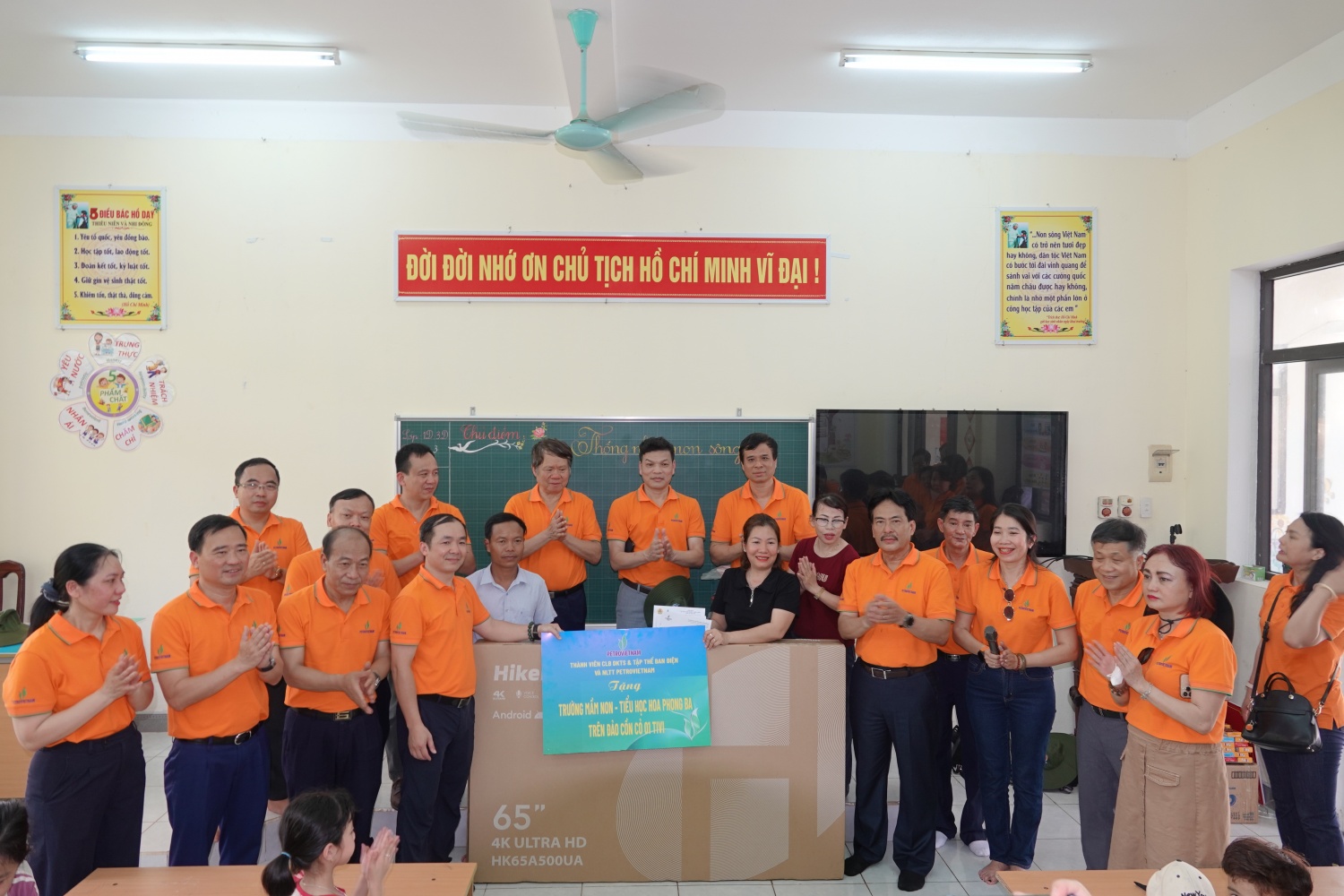 Thành viên CLB Dầu khí Trường Sa cùng tập thể Ban Điện và Năng lượng tái tạo Petrovietnam trao tặng 1 tivi cho Trường Mầm non - Tiểu học Hoa Phong Ba.