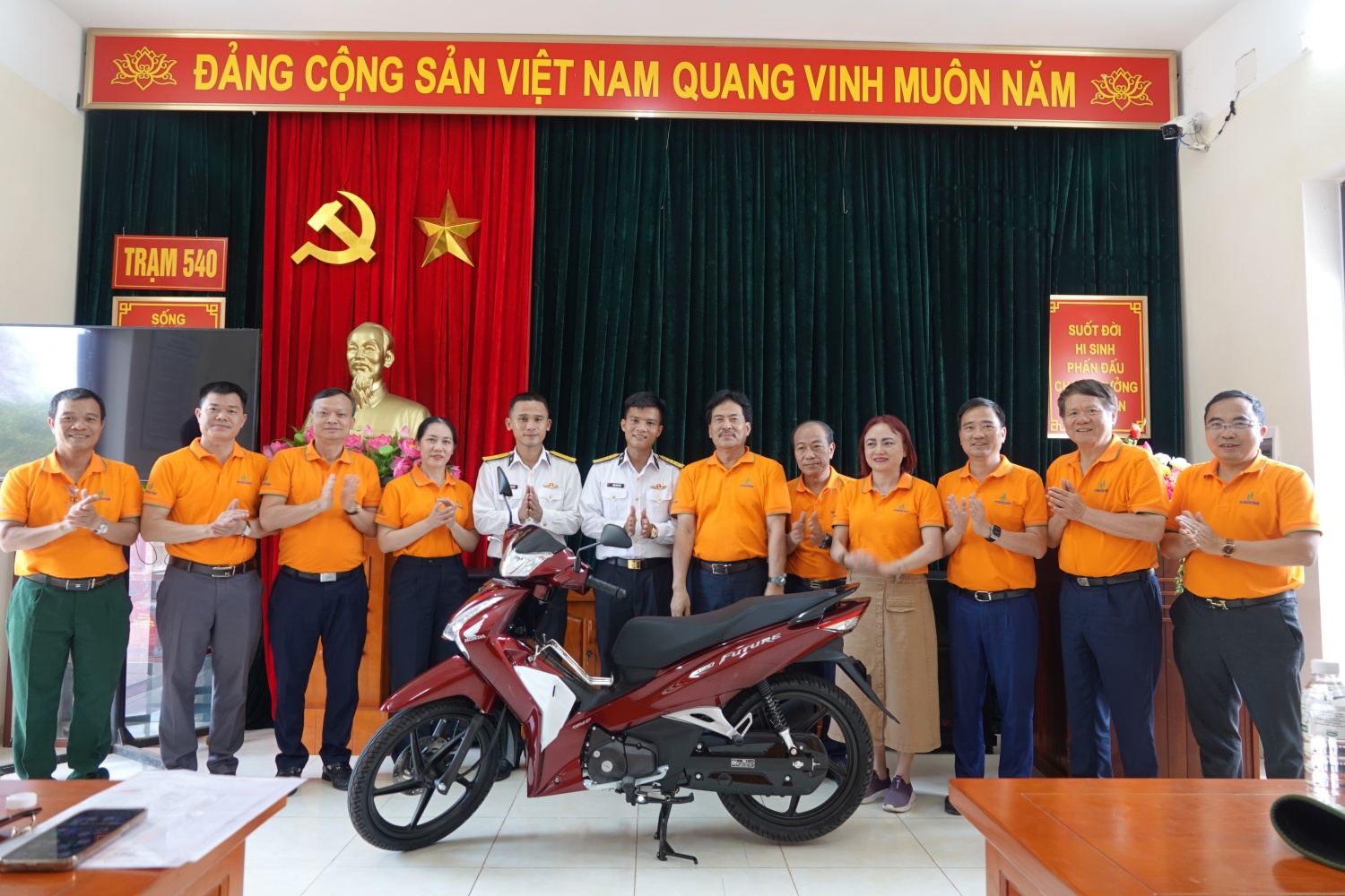Hội CCB Petrovietnam và CLB Dầu khí Trường Sa tặng xe máy cho Trạm Ra đa 540.
