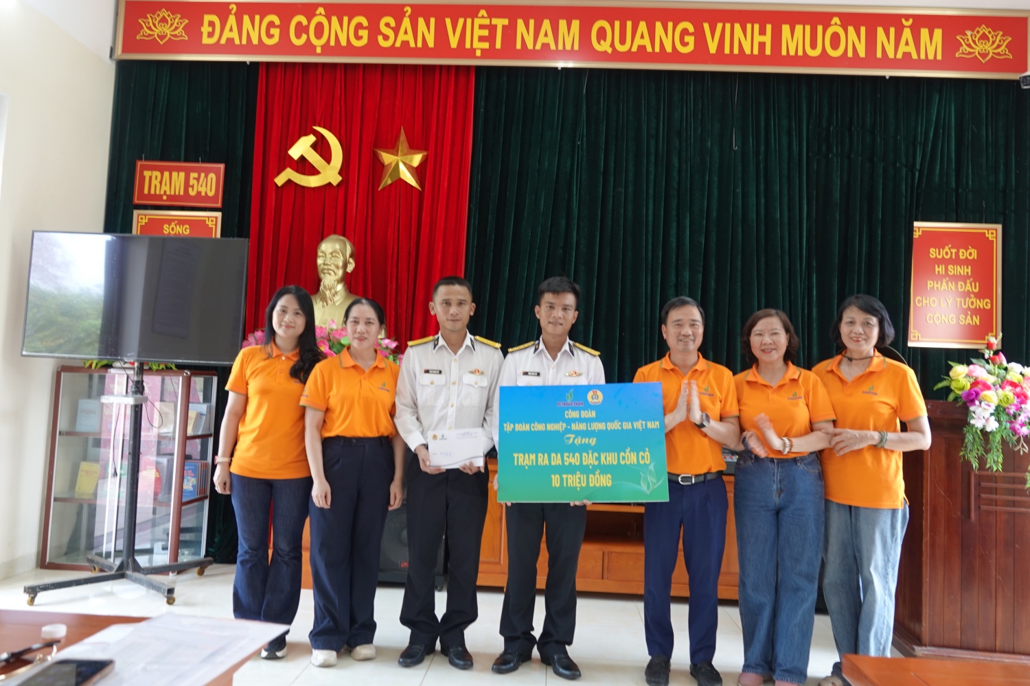 Công đoàn Petrovietnam trao tặng 10 triệu đồng cho Trạm Ra đa 540 tại đặc khu Cồn Cỏ.