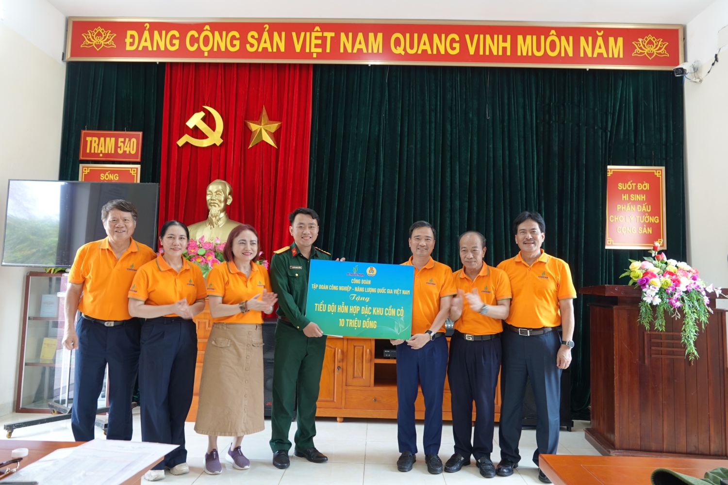 Công đoàn Petrovietnam tặng tiểu đội hỗn hợp đặc khu Cồn Cỏ số tiền 10 triệu đồng.