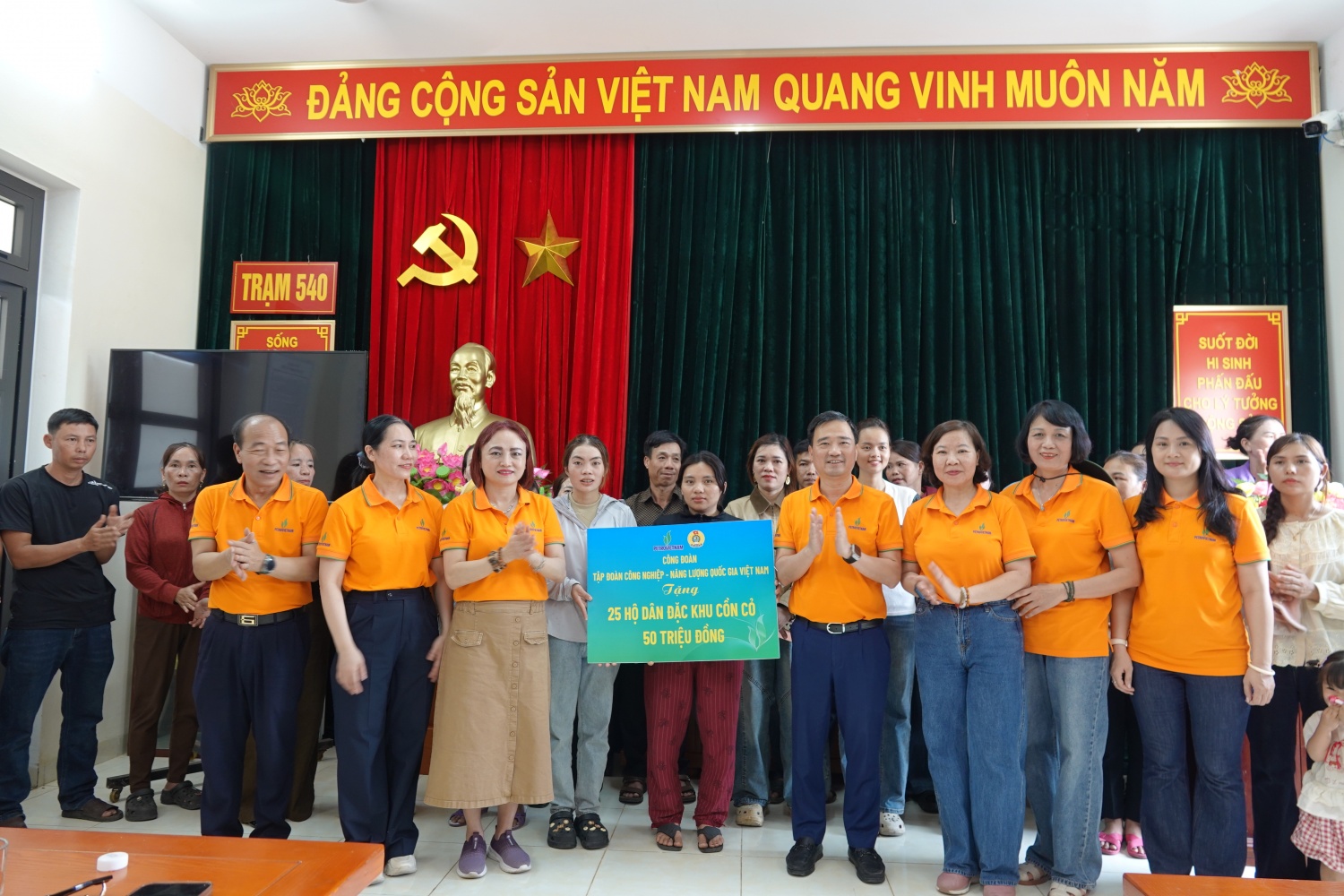 Công đoàn Petrovietnam trao tặng 50 triệu đồng cho 25 hộ dân tại đặc khu Cồn Cỏ.