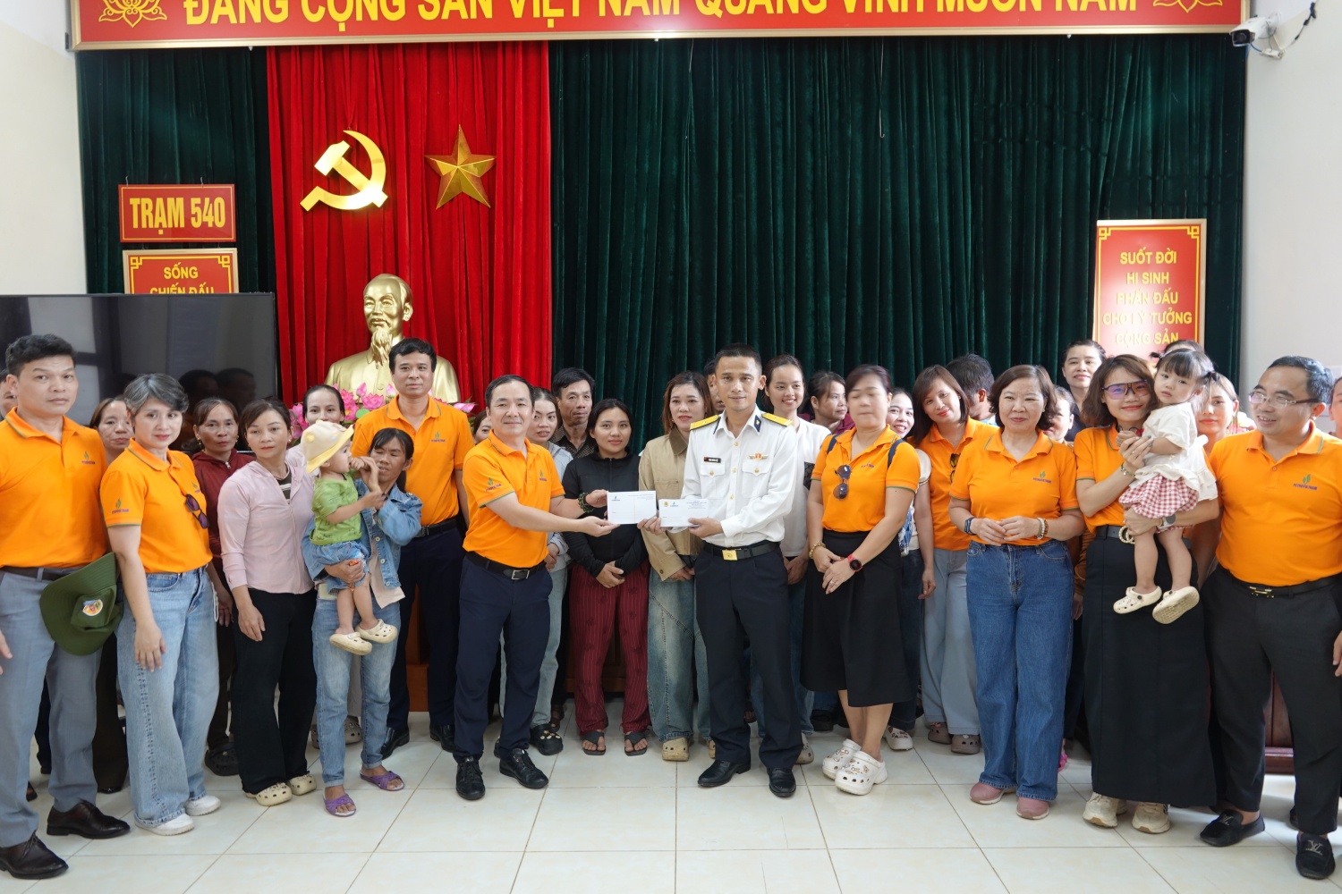 Đại diện thành viên CLB Dầu khí Trường Sa trao tặng 25 triệu đồng cho 25 hộ dân tại đặc khu Cồn Cỏ.