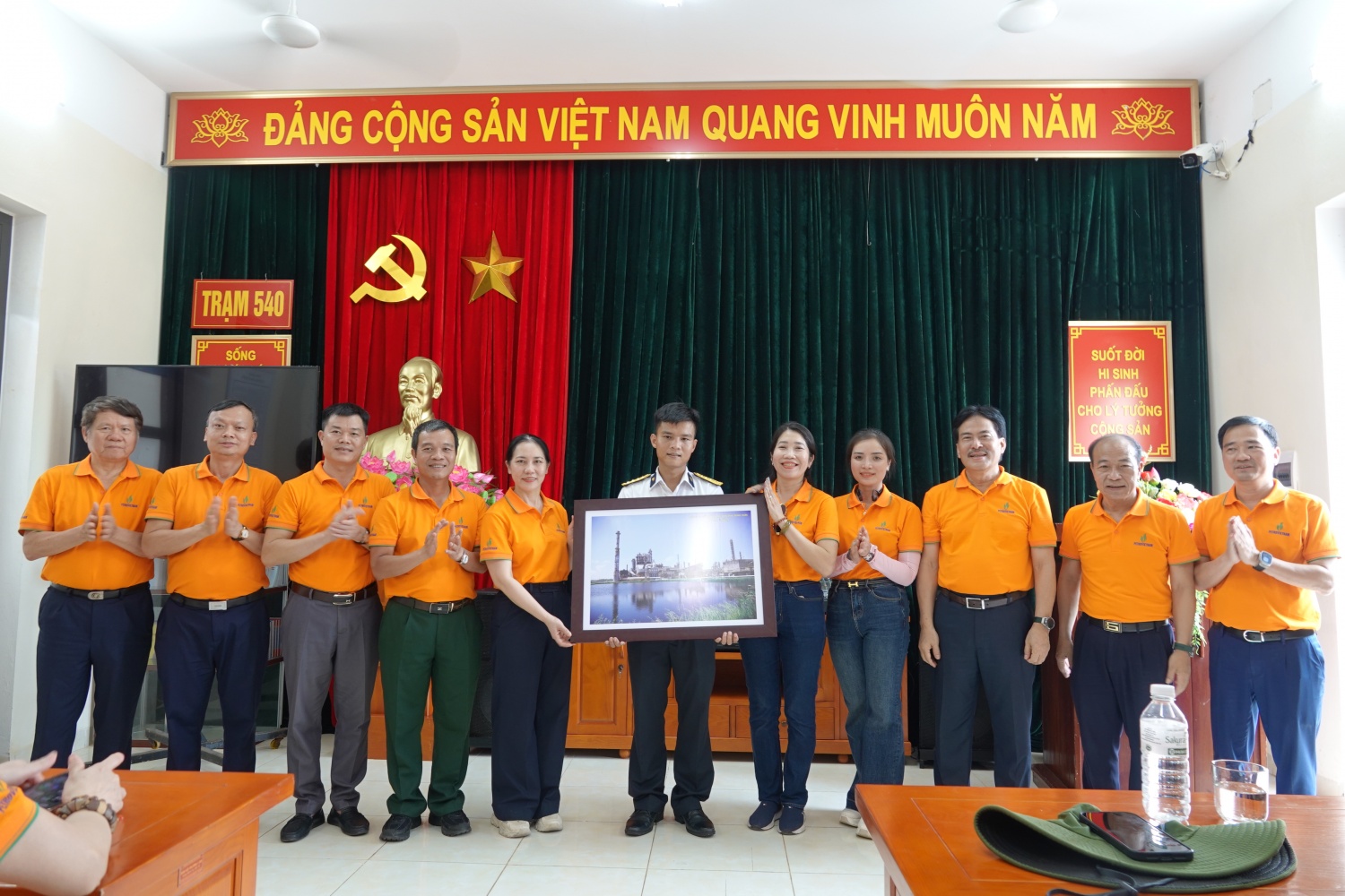 Đại diện BSR, bà Trương Thị Thu Hà trao tặng bức tranh Nhà máy Lọc dầu Dung Quất cho Trạm Ra đa 540.