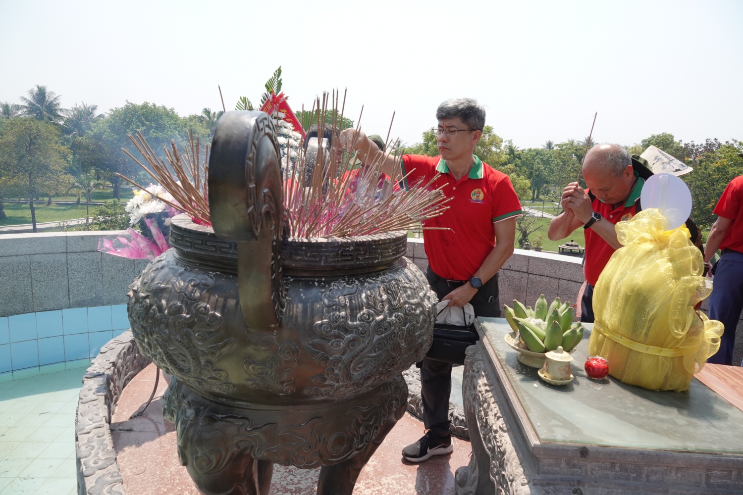 Đoàn dâng hương viếng các anh hùng liệt sĩ tại Thành cổ Quảng Trị.