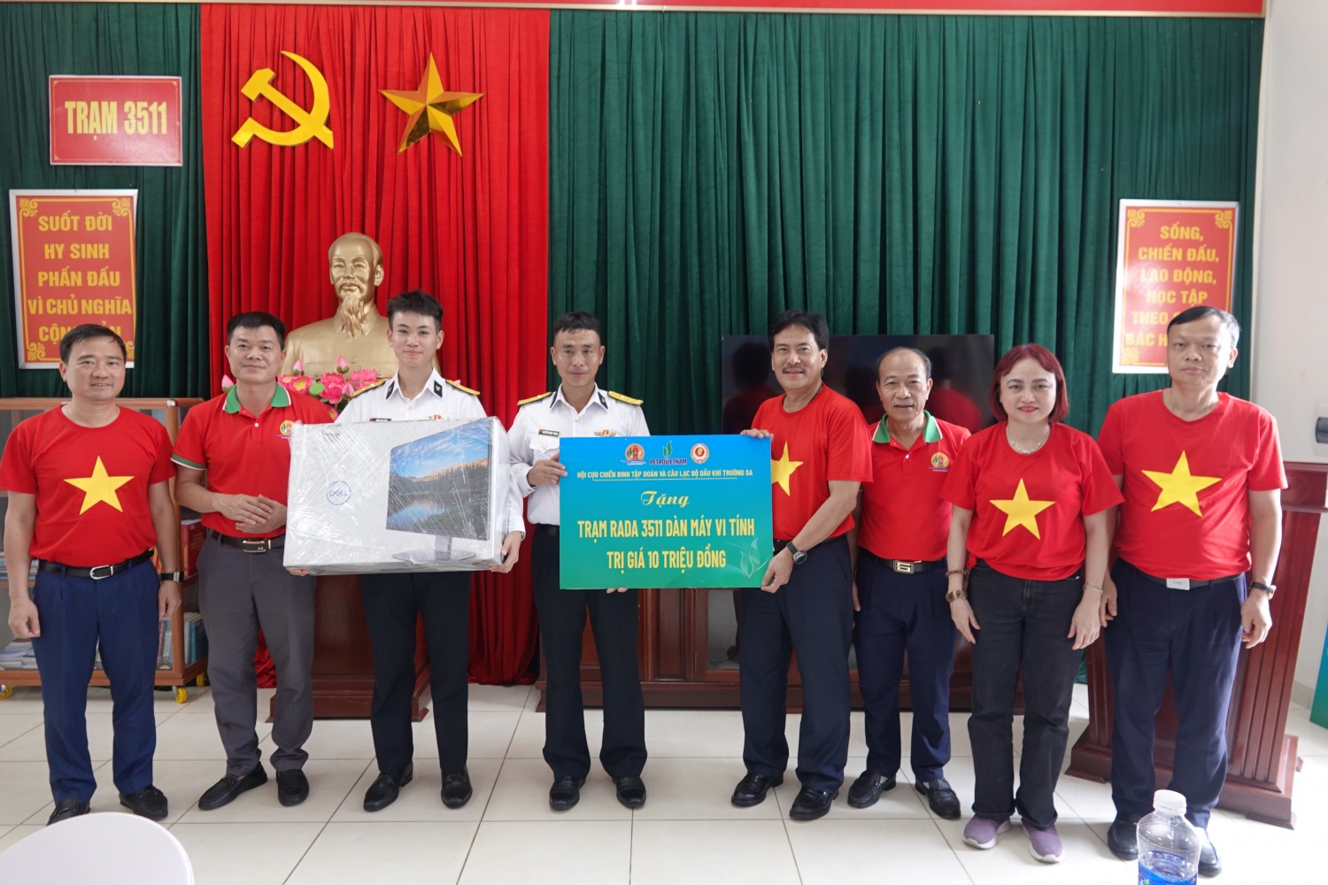 Ông Phạm Quang Dũng - Ủy viên BTV Đảng ủy, Chủ tịch Hội CCB Petrovietnam và TS Nguyễn Hùng Dũng, Chủ nhiệm CLB Dầu khí Trường Sa, cùng các đại biểu tặng dàn máy vi tính trị giá 10 triệu đồng cho Trạm Ra đa 3511.