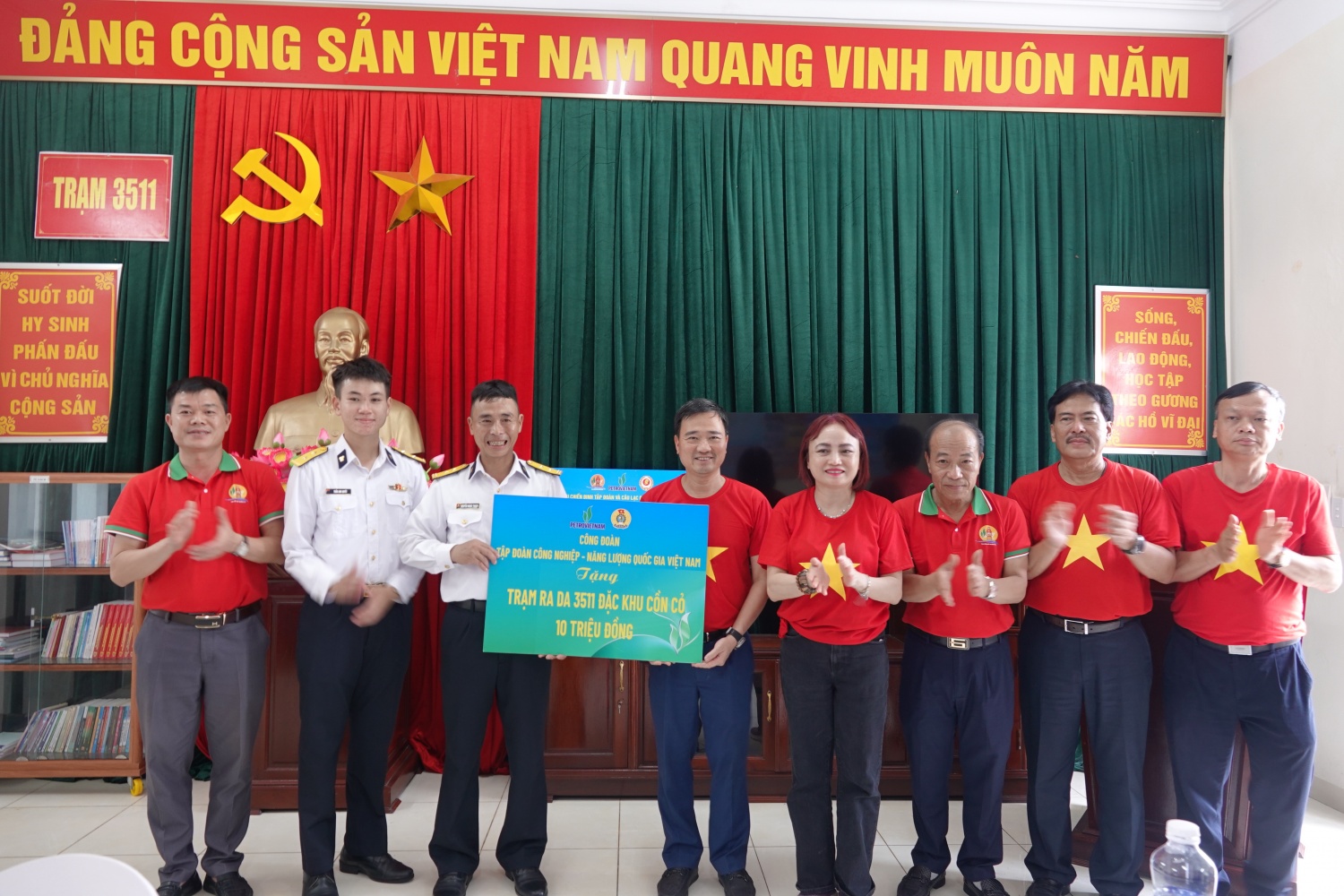 Công đoàn Petrovietnam tặng Trạm Ra đa 3511 số tiền 10 triệu đồng.