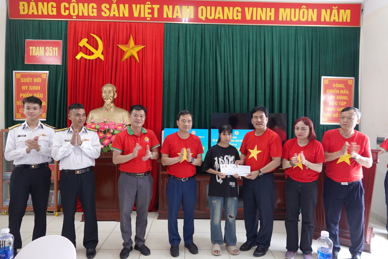 Đại diện đoàn công tác trao quà cho con của ngư dân được Trạm Ra đa 3511 đỡ đầu.