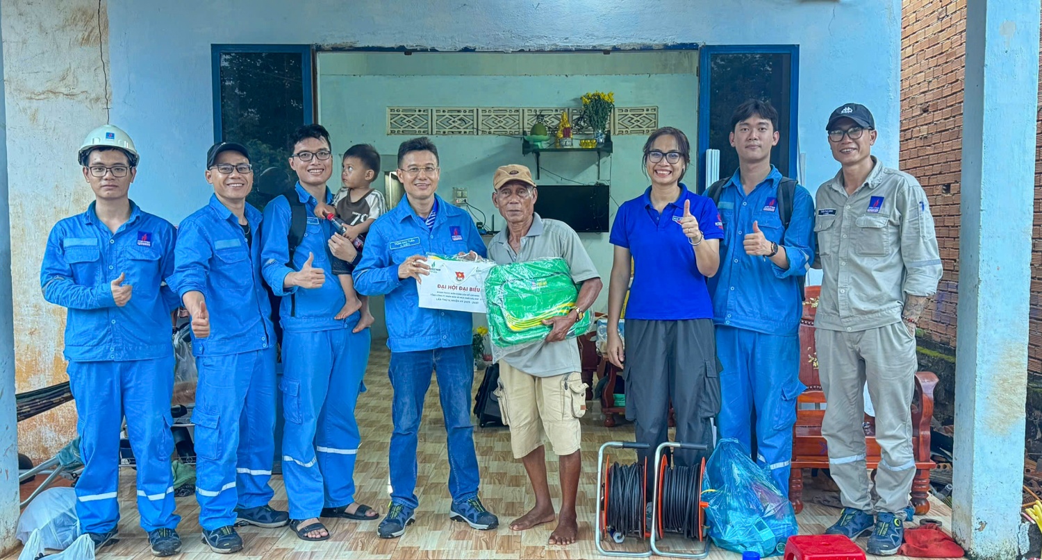Anh Gia Vỹ cùng đồng nghiệp sửa chữa điện cho các hộ gia đình khó khăn.