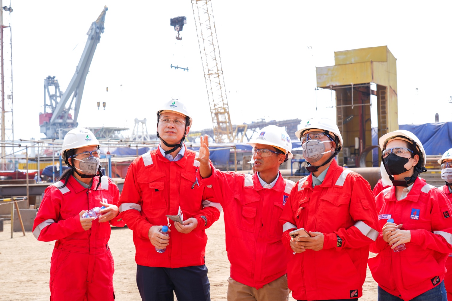 Đại diện Ban Quản lý dự án Phát triển mỏ Đại Hùng Nam giới thiệu tổng quan dự án.