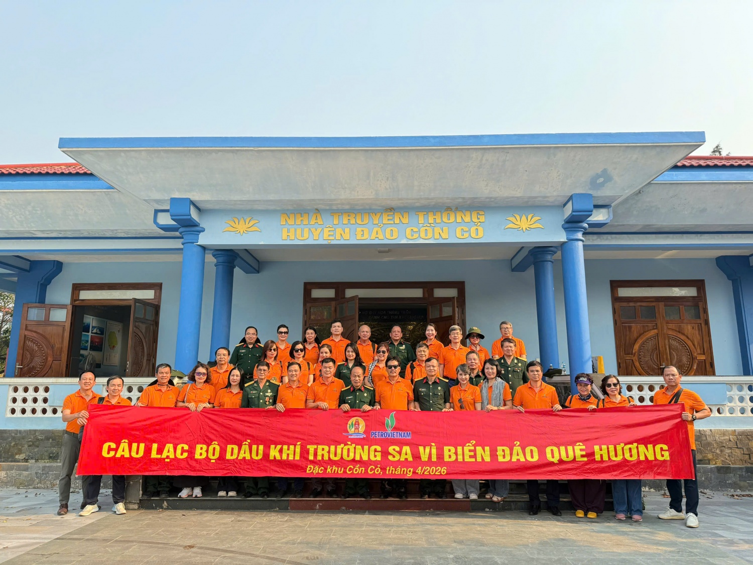 Đoàn công tác tại Nhà truyền thống huyện đảo Cồn Cỏ (nay là đặc khu Cồn Cỏ).