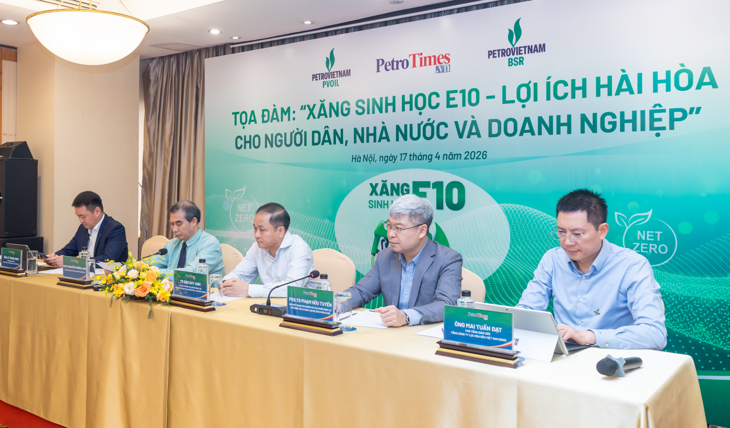 Các vị khách mời tại buổi tọa đàm.