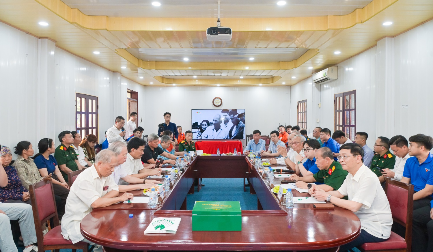 Buổi tọa đàm tại hội trường, nơi các nhân chứng lịch sử tiếp tục chia sẻ những câu chuyện về hành trình tìm kiếm, khai thác dầu khí trong bối cảnh chiến tranh, thiếu thốn...