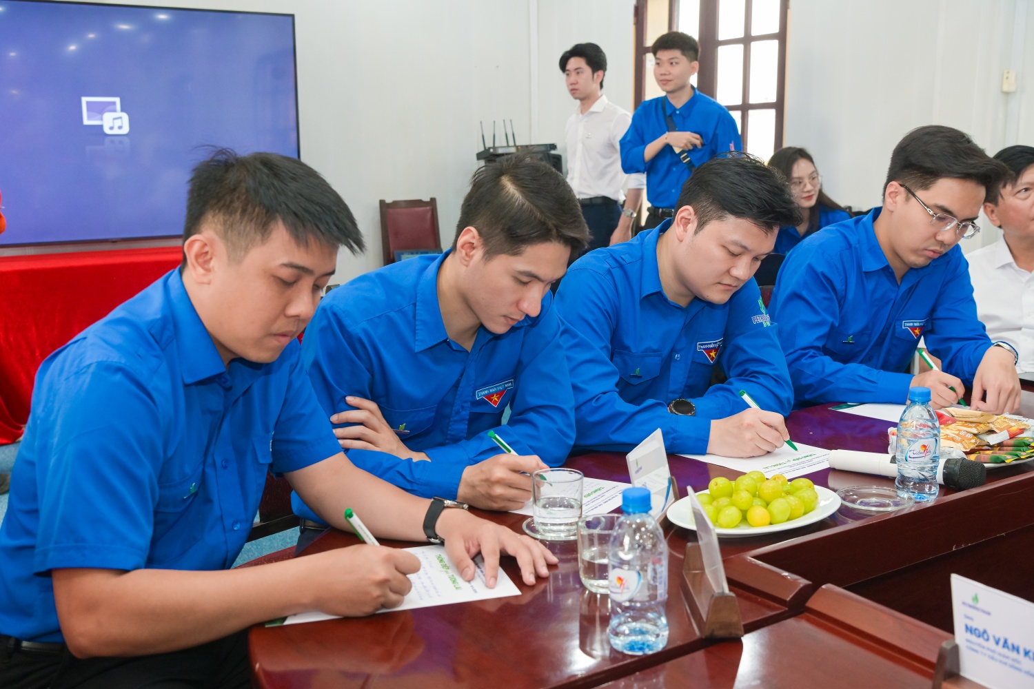 Hoạt động “Gửi tương lai” đã được tổ chức với sự tham gia của nhiều thế hệ.
