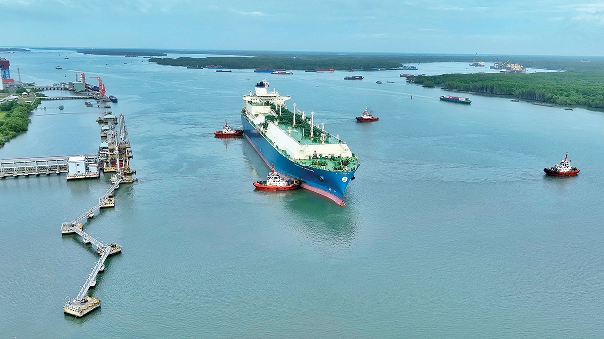 Việc đa dạng hóa nguồn cung, xây dựng các hợp đồng dài hạn linh hoạt và đầu tư hạ tầng dự trữ sẽ giúp giảm thiểu rủi ro trước biến động thị trường. Trong ảnh là tàu nhập LNG tại Kho cảng LNG Thị Vải.