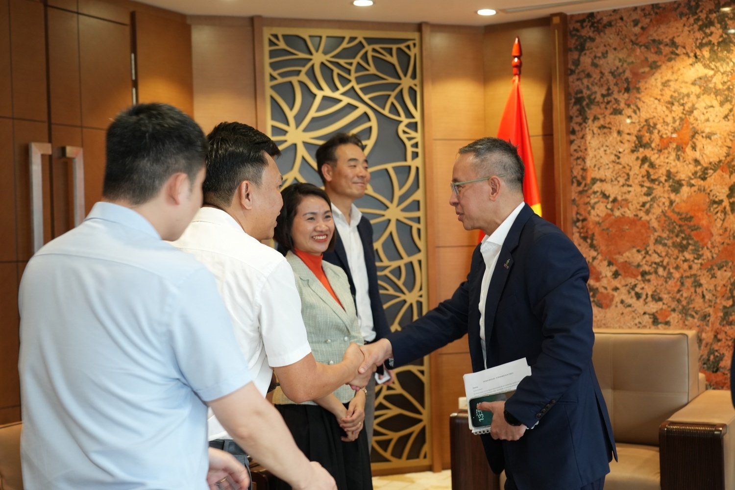 Ông Trần Bình Minh - Thành viên HĐTV Petrovietnam trao đổi với đoàn công tác Schneider Electric