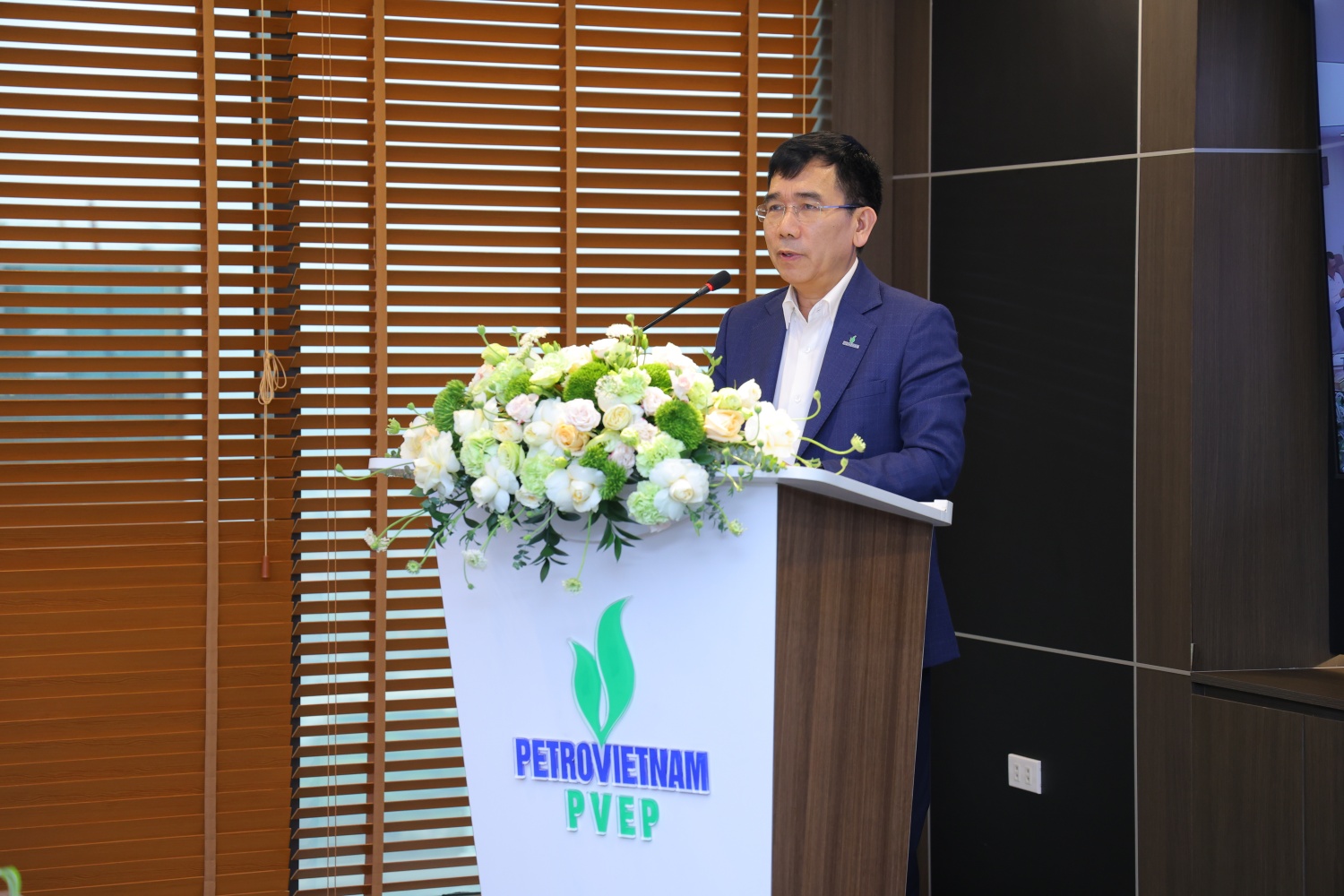 Đồng chí Lê Xuân Huyên, Ủy viên Ban Thường vụ Đảng ủy, Phó Tổng Giám đốc phụ trách Ban Điều hành Petrovietnam yêu cầu PVEP triển khai các giải pháp để duy trì vận hành các mỏ an toàn, hiệu quả, tối ưu đẩy mạnh sản lượng khai thác trong điều kiện cho phép
