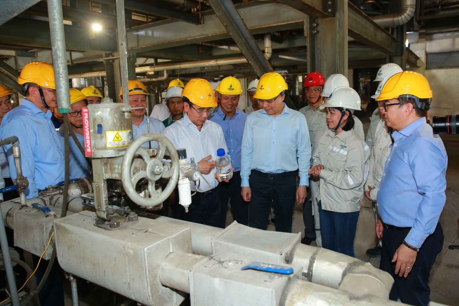 Bộ trưởng Bộ Công Thương Lê Mạnh Hùng, Phó Tổng Giám đốc phụ trách Ban Điều hành Petrovietnam Lê Xuân Huyên kiểm tra nhiên liệu ethanol tại Nhà máy Nhiên liệu sinh học Dung Quất.