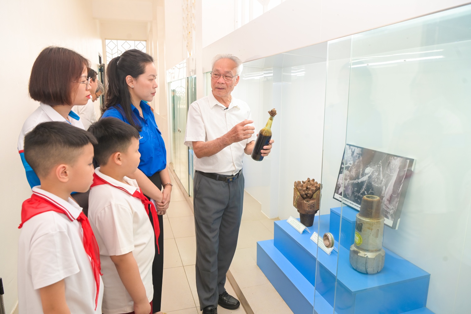 Ông Nguyễn Xuân Nhự - nguyên Vụ phó Vụ Dầu khí, Văn phòng Chính phủ, chia sẻ cho cán bộ, đoàn viên, các em nhỏ về những hiện vật dầu khí.