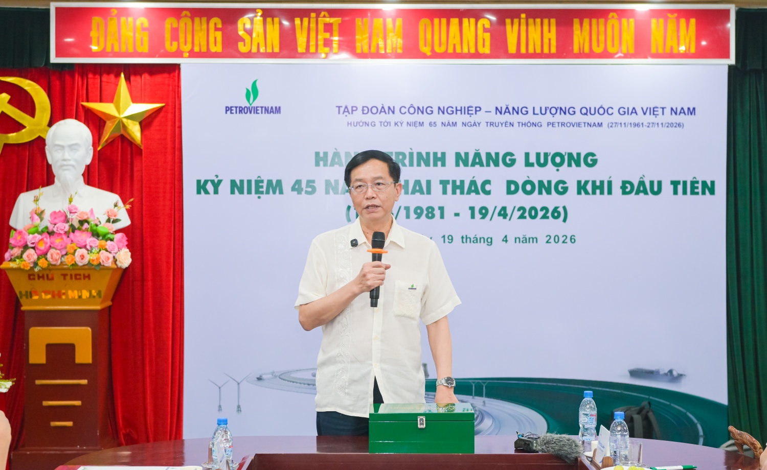 Ông Trần Quang Dũng - Phó Bí thư Thường trực Đảng ủy Petrovietnam đã gửi gắm thông điệp tới thế hệ trẻ: những câu chuyện từ các nhân chứng lịch sử chính là “điểm chạm” giúp nuôi dưỡng cảm xúc, ý chí và quyết tâm. Ông khẳng định khát vọng, trí tuệ và bản lĩnh chính là nền tảng tạo nên những thành tựu to lớn của ngành trong suốt chặng đường đã qua.