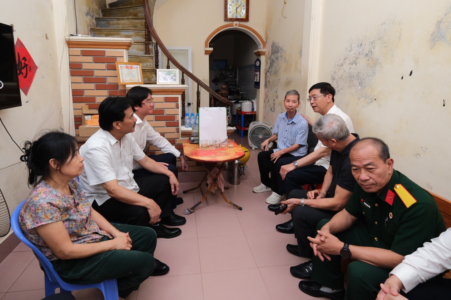 Đoàn công tác Petrovietnam trao quà động viên cán bộ, nhân viên.
