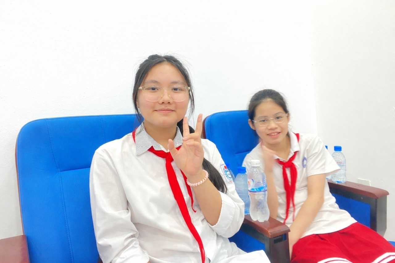 Em Nguyễn Ngọc Gia Linh, học sinh lớp 8 Trường THCS Tây Sơn (Hưng Yên) cho biết, thông qua hình ảnh, mô hình giàn khoan và câu chuyện về quá trình tìm ra dầu khí khiến em cảm thấy thú vị và tự hào.