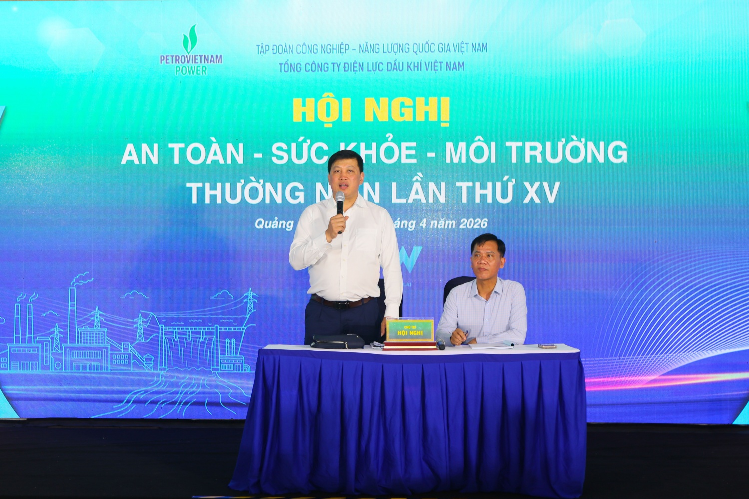 Các đồng chí chủ trì hội nghị.