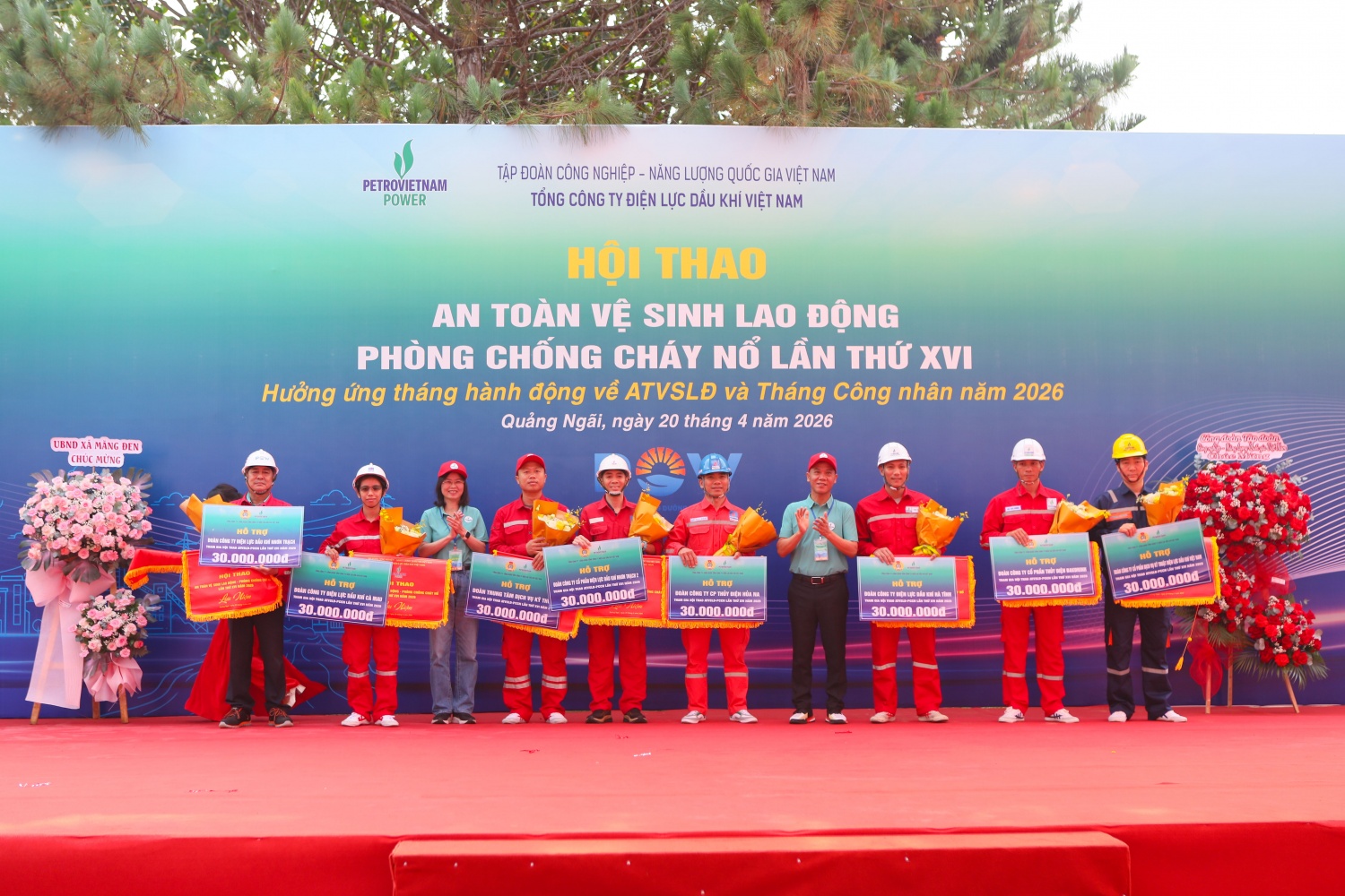 Ban tổ chức trao cờ lưu niệm cho các đội thi đấu.
