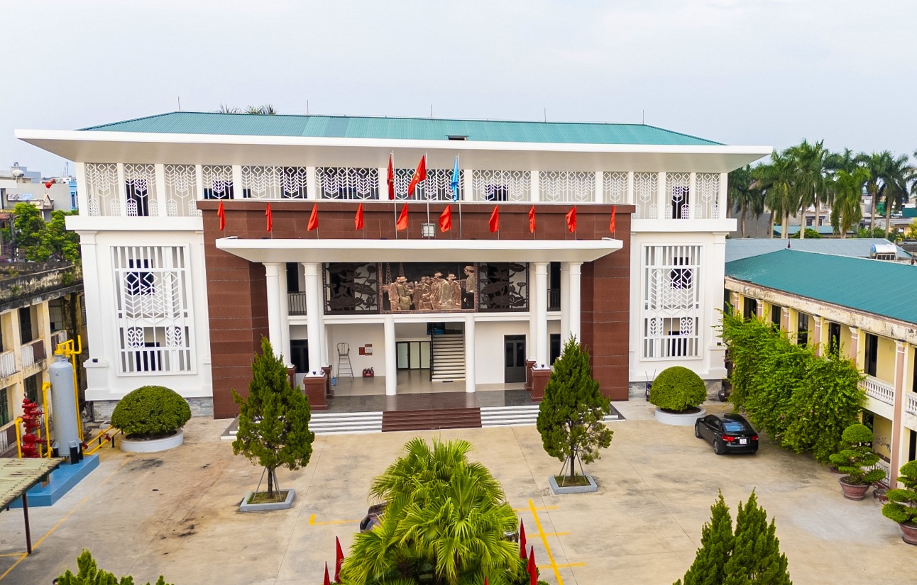 Ngay từ cái nhìn đầu tiên, Nhà truyền thống gây ấn tượng mạnh với thiết kế mô phỏng hình dáng giàn khoan, một biểu tượng của ý chí chinh phục và khát vọng vươn lên.