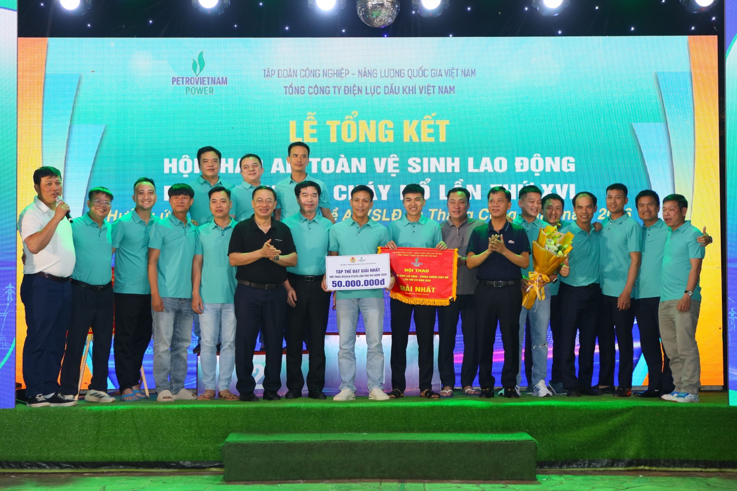 Ban tổ chức trao giải Nhất toàn đoàn cho đội thi của Công ty Điện lực Dầu khí Hà Tĩnh.