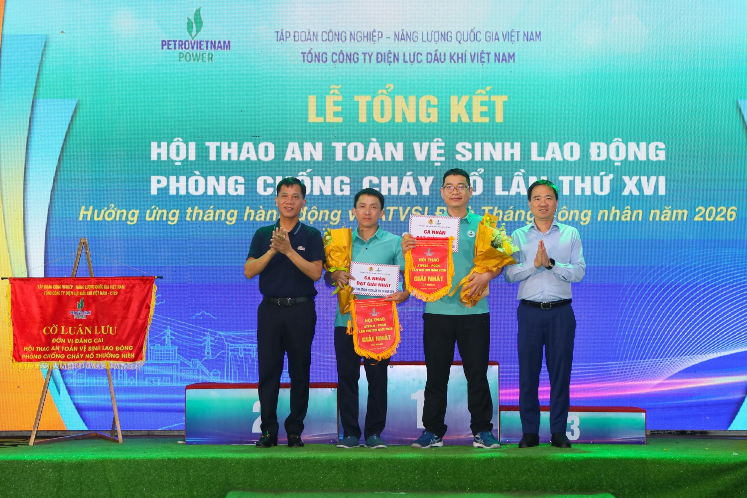 Vận động viên Ngô Trần Quang Vũ - Công ty CP Thuỷ điện Đakđrinh (bên phải) xuất sắc giành giải Nhất cá nhân ở phần thi sơ, cấp cứu và vận động viên Phạm Hữu Hiển - Công ty Điện lực Dầu khí Hà Tĩnh giành giải Nhất ở phần thi phòng cháy, chữa cháy.