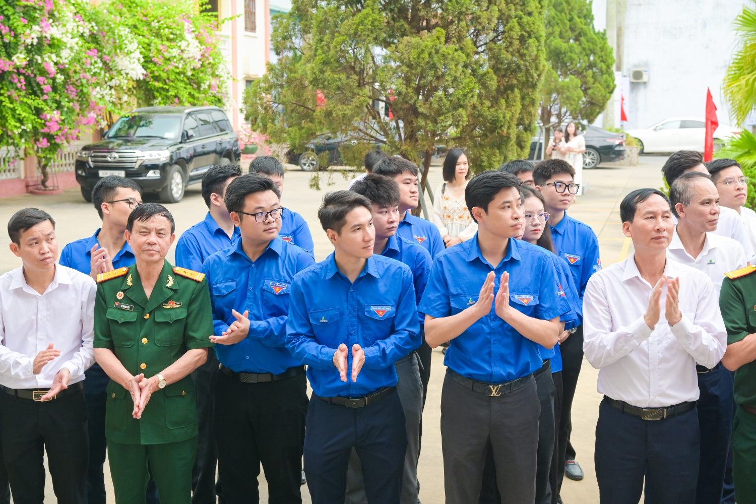 Các đại biểu lắng nghe giới thiệu về quá trình hình thành Khu lưu niệm Dầu khí Đồng bằng sông Hồng - nơi lưu giữ những dấu ấn khởi nguồn trong hành trình “đi tìm lửa” của Petrovietnam.