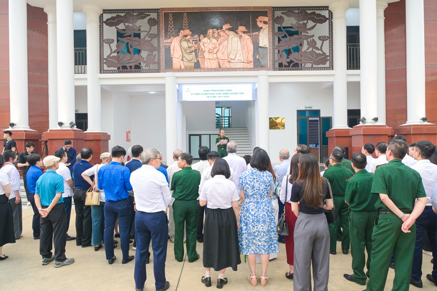 Bước vào sảnh chính, đoàn dừng lại và chiêm ngưỡng bức phù điêu hoa sen - biểu tượng của quê hương Chủ tịch Hồ Chí Minh - và bức tranh đồng đỏ tái hiện chuyến thăm Azerbaijan năm 1959 của Người. Chi tiết nghệ thuật này tượng trưng cho một lát cắt lịch sử, gợi nhớ về thời khắc khi “hạt giống” đầu tiên của ngành Dầu khí Việt Nam được “gieo” xuống từ tầm nhìn chiến lược của Bác.