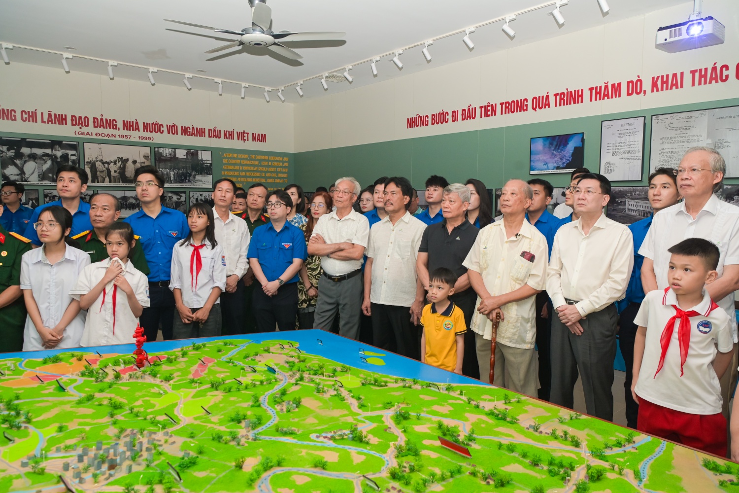 Trước màn hình tư liệu, các thành viên đoàn công tác Petrovietnam lặng lẽ dõi theo những hình ảnh lịch sử, nơi ký ức về “những người đi tìm lửa” được sống lại một cách chân thực.