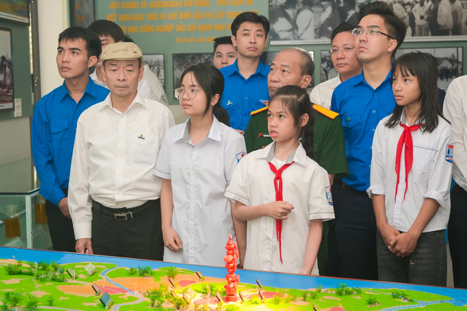 Cán bộ, đoàn viên và các em học sinh tìm hiểu về truyền thống của ngành.