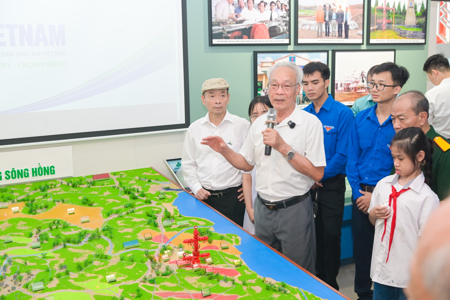 Trong câu chuyện giàu cảm xúc, ông Nguyễn Xuân Nhự - nguyên Vụ phó Vụ Dầu khí, Văn phòng Chính phủ ôn lại ký ức về giai đoạn sơ khai của ngành, với muôn vàn thiếu thốn nhưng tràn đầy ý chí và khát vọng.