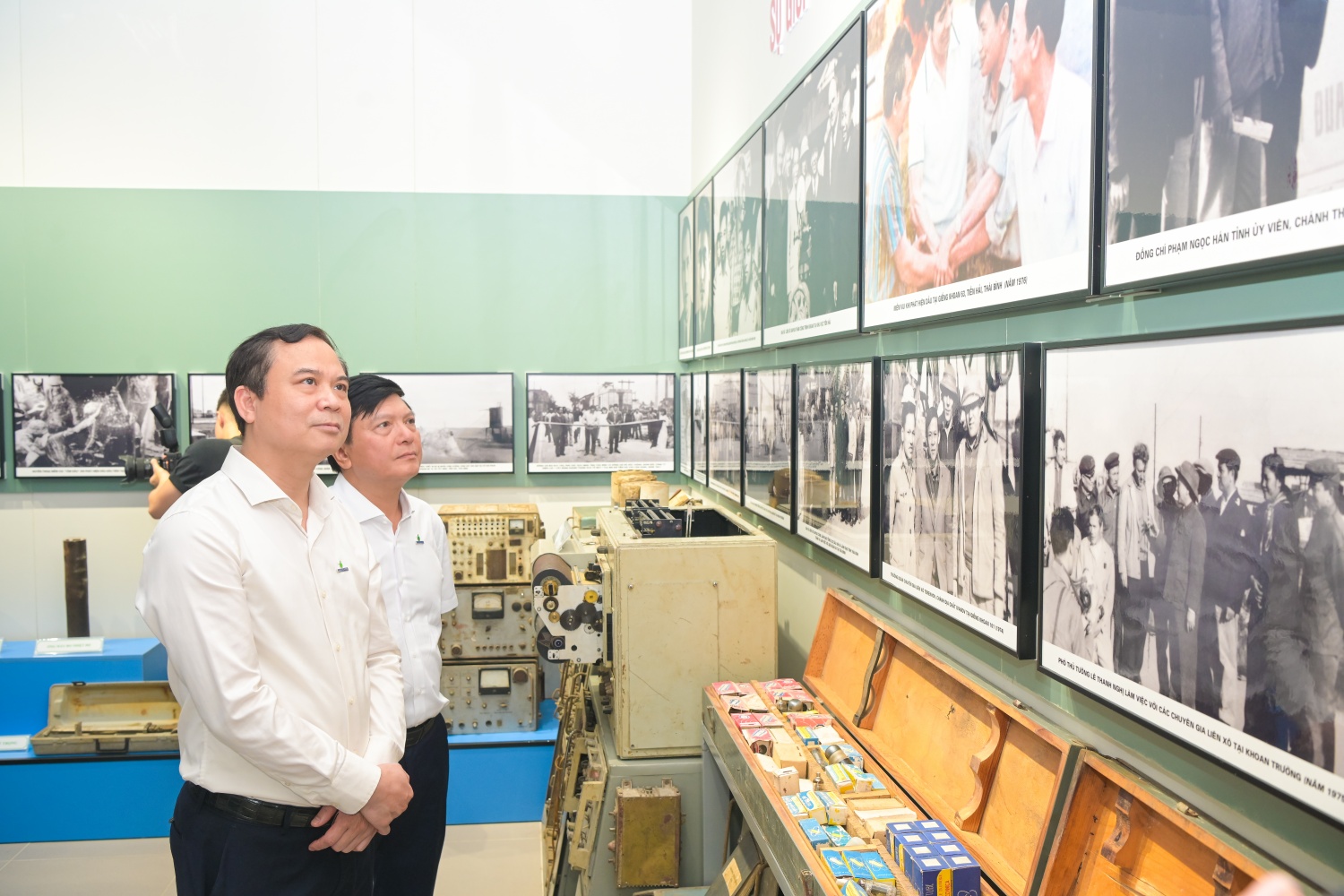 Các đại biểu tham quan khu trưng bày.